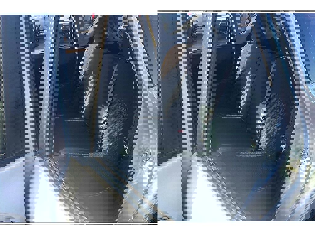 Used 2015 Nissan Versa Note SV FWD image 28