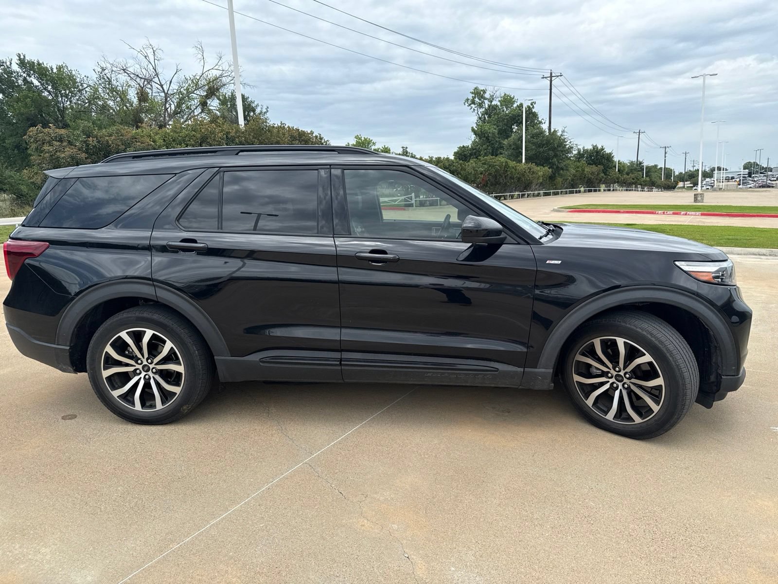 Used 2022 Ford Explorer ST-Line w/ Class IV Trailer Tow Package RWD image 2
