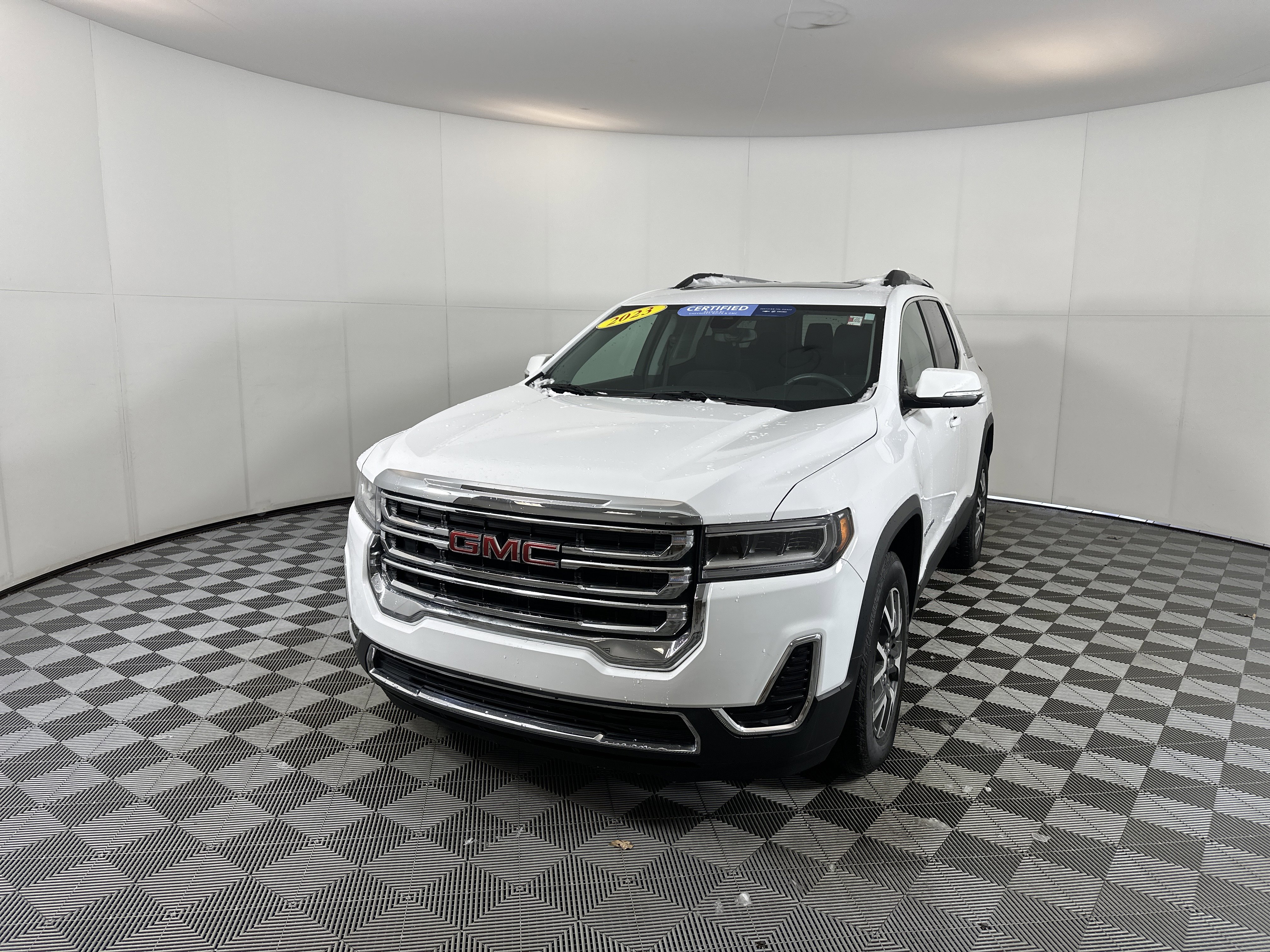 Used 2023 GMC Acadia SLE w/ Driver Convenience Package image 2