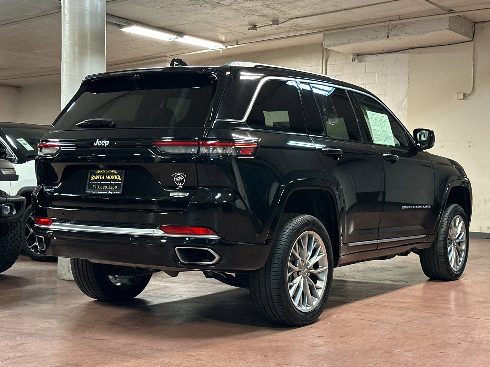 Used 2023 Jeep Grand Cherokee Summit w/ Advanced Protech Group IV AWD/4WD image 5