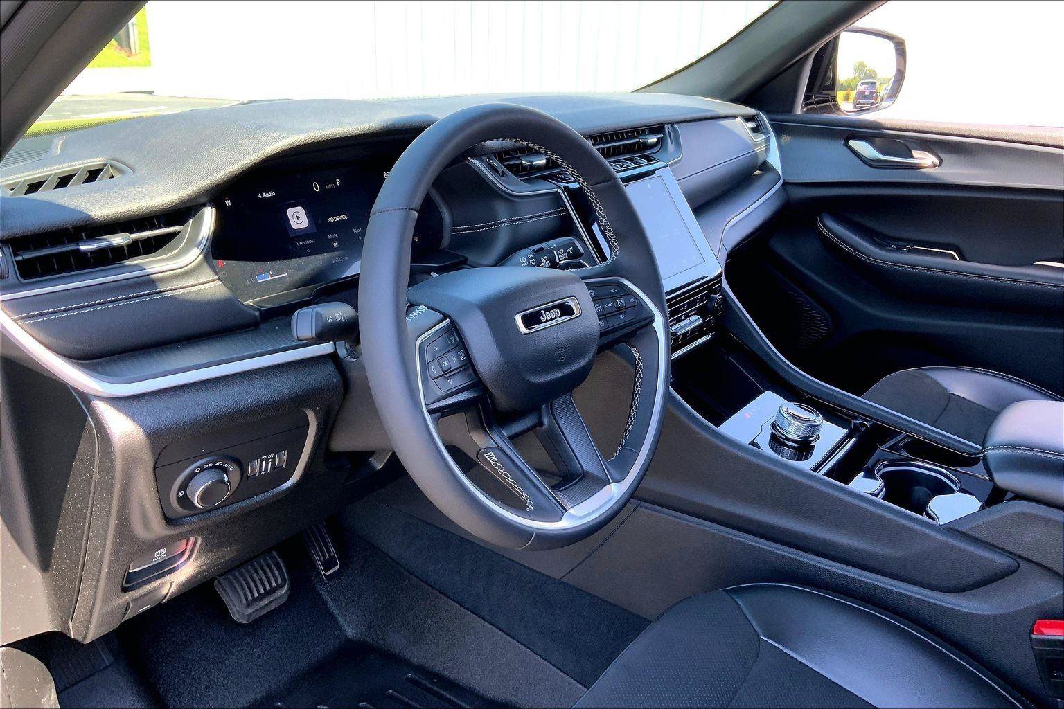 Used 2023 Jeep Grand Cherokee Altitude AWD/4WD image 12