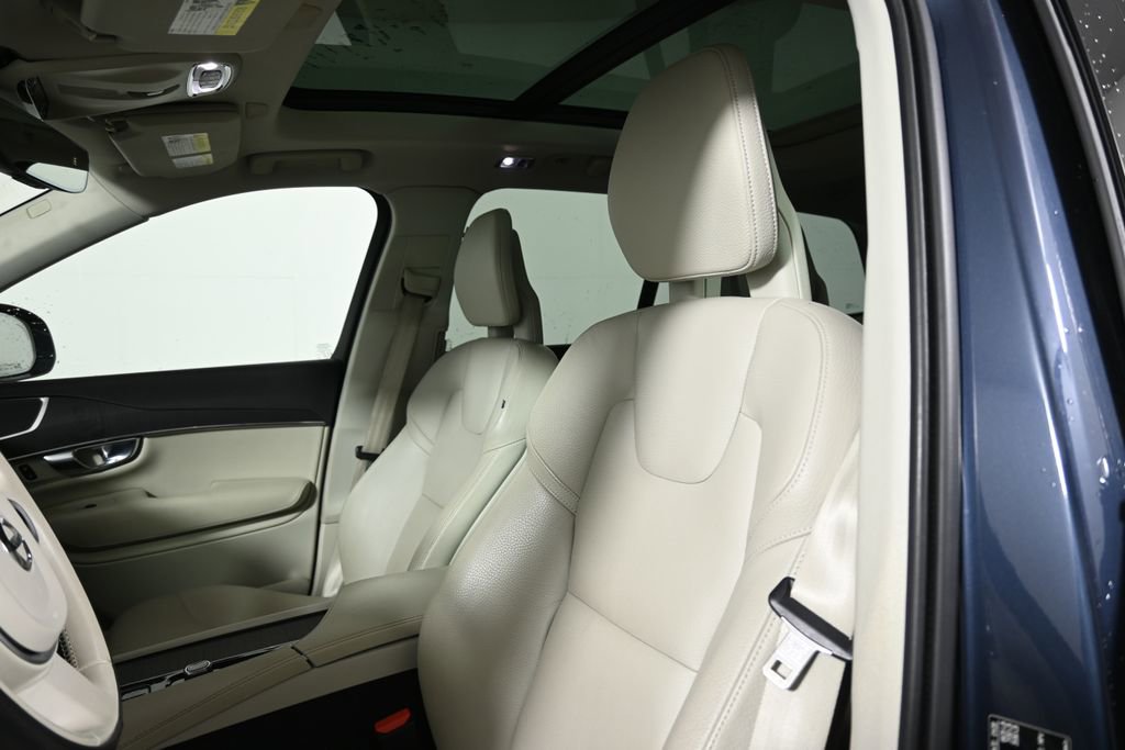 Used 2020 Volvo XC90 T8 Momentum w/ Protection Package AWD/4WD image 5