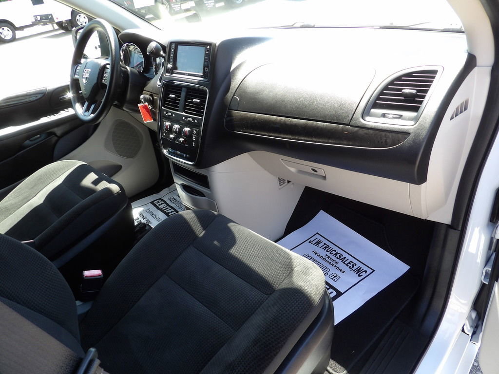 Used 2018 Dodge Grand Caravan SE w/ UConnect Hands-Free Group FWD image 38