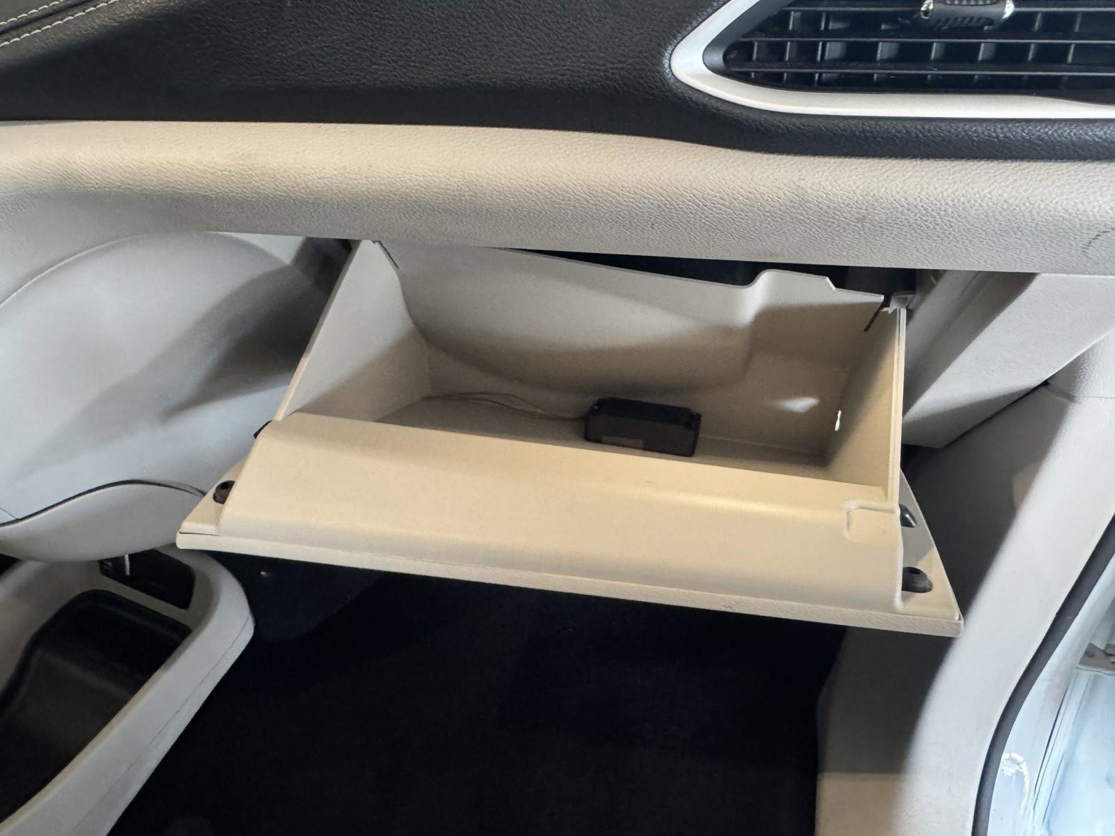 Used 2023 Chrysler Pacifica Touring-L image 40