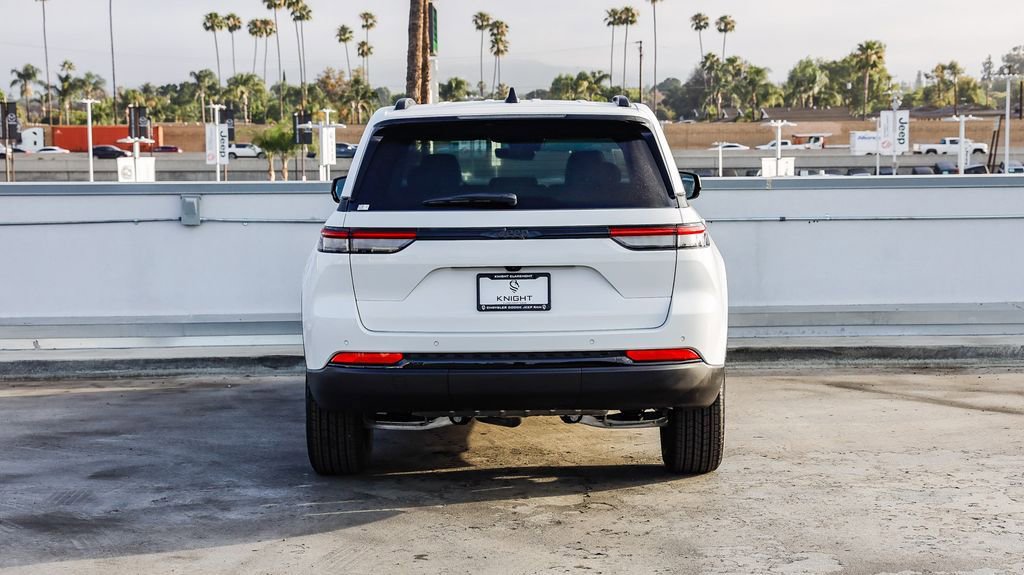 New 2025 Jeep Grand Cherokee Altitude image 8