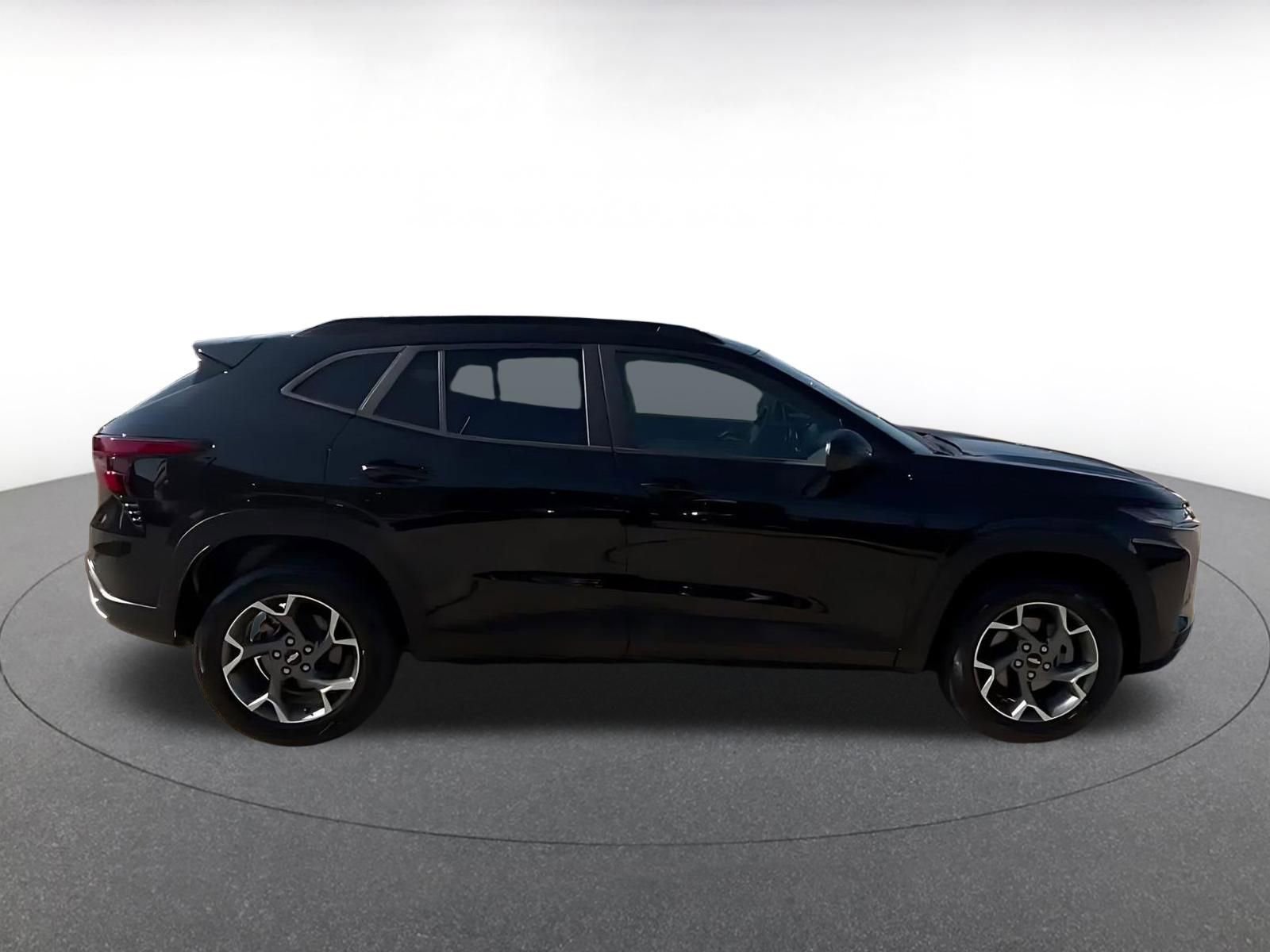 Used 2025 Chevrolet Trax LT FWD image 16