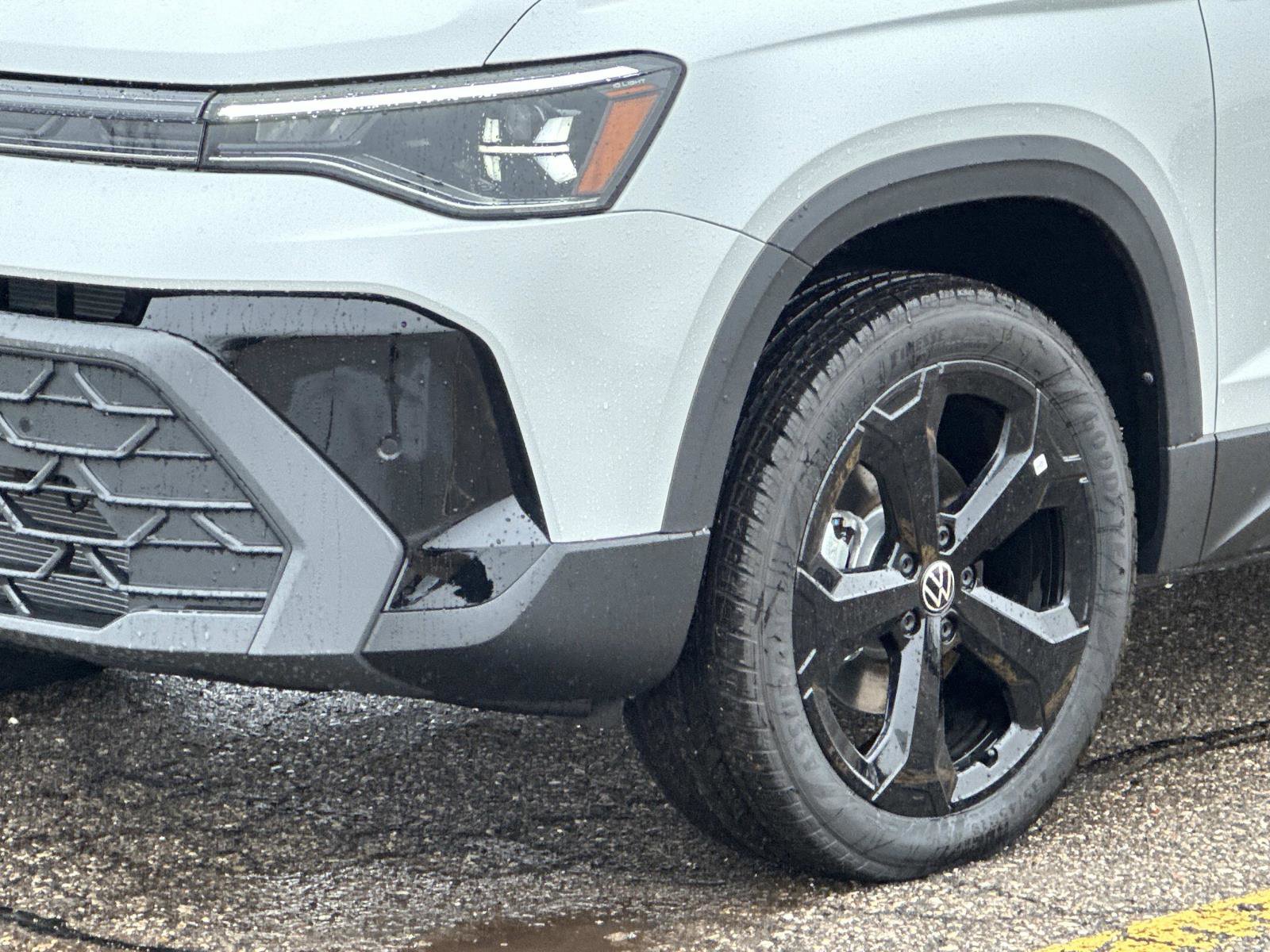 New 2026 Volkswagen Taos SE image 8