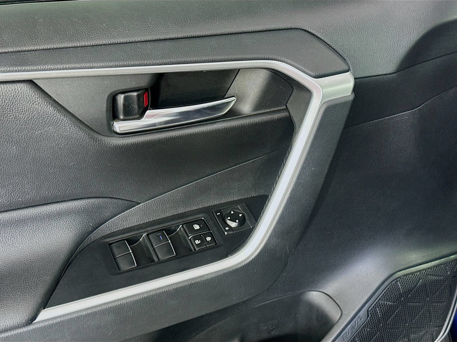 Used 2019 Toyota RAV4 XLE Premium FWD image 17