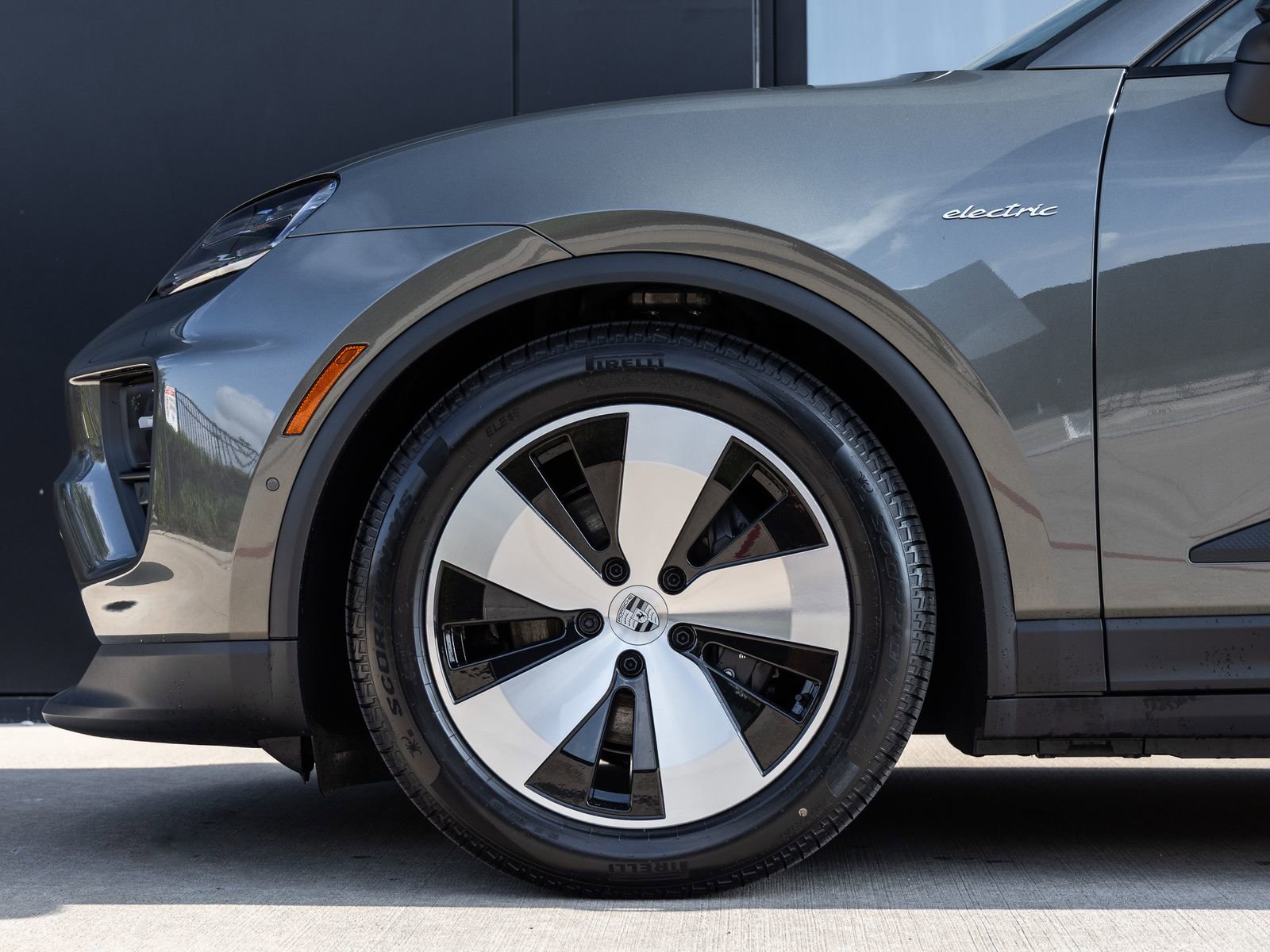 Certified 2025 Porsche Macan Electric image 15