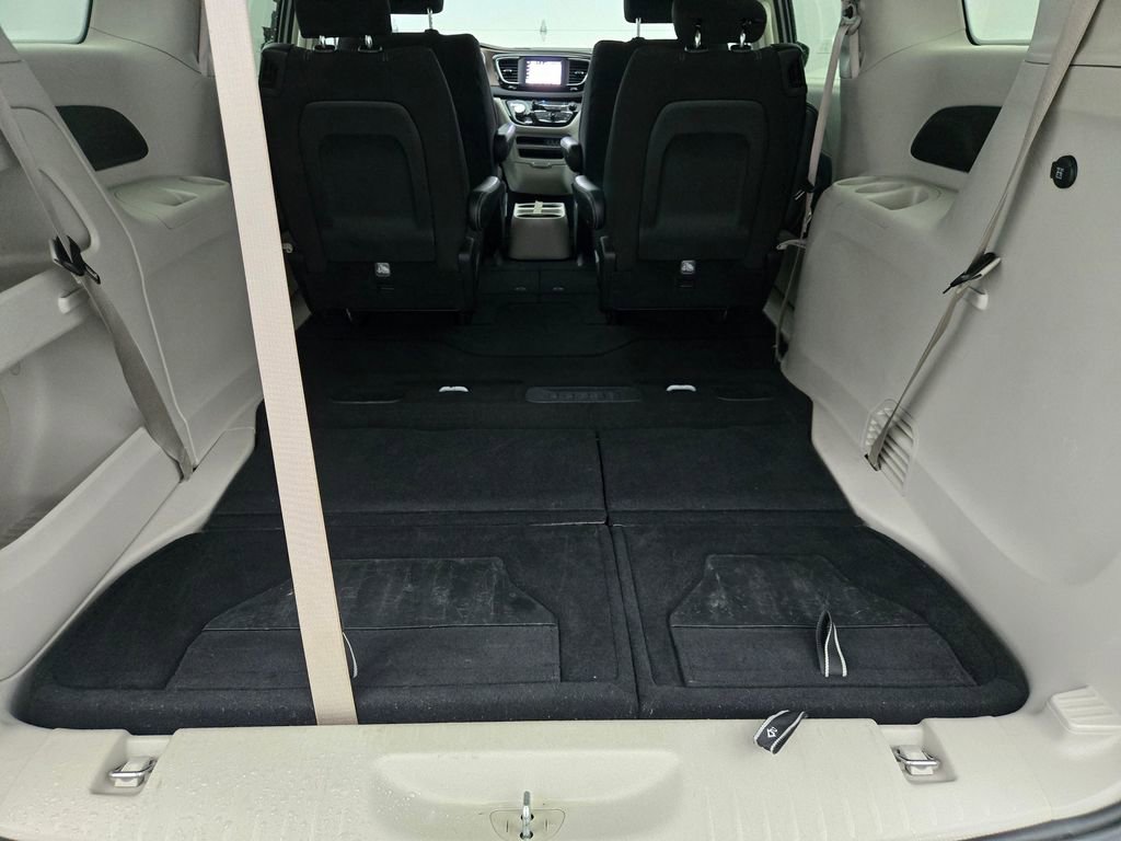 Used 2023 Chrysler Voyager LX image 12