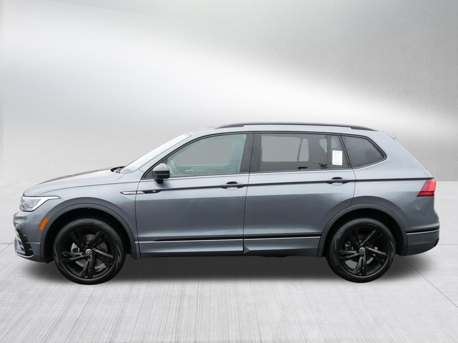 Certified 2023 Volkswagen Tiguan SE R-Line image 4