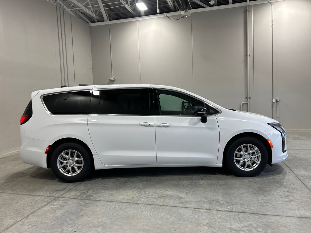 New 2027 Chrysler Pacifica Select FWD image 5