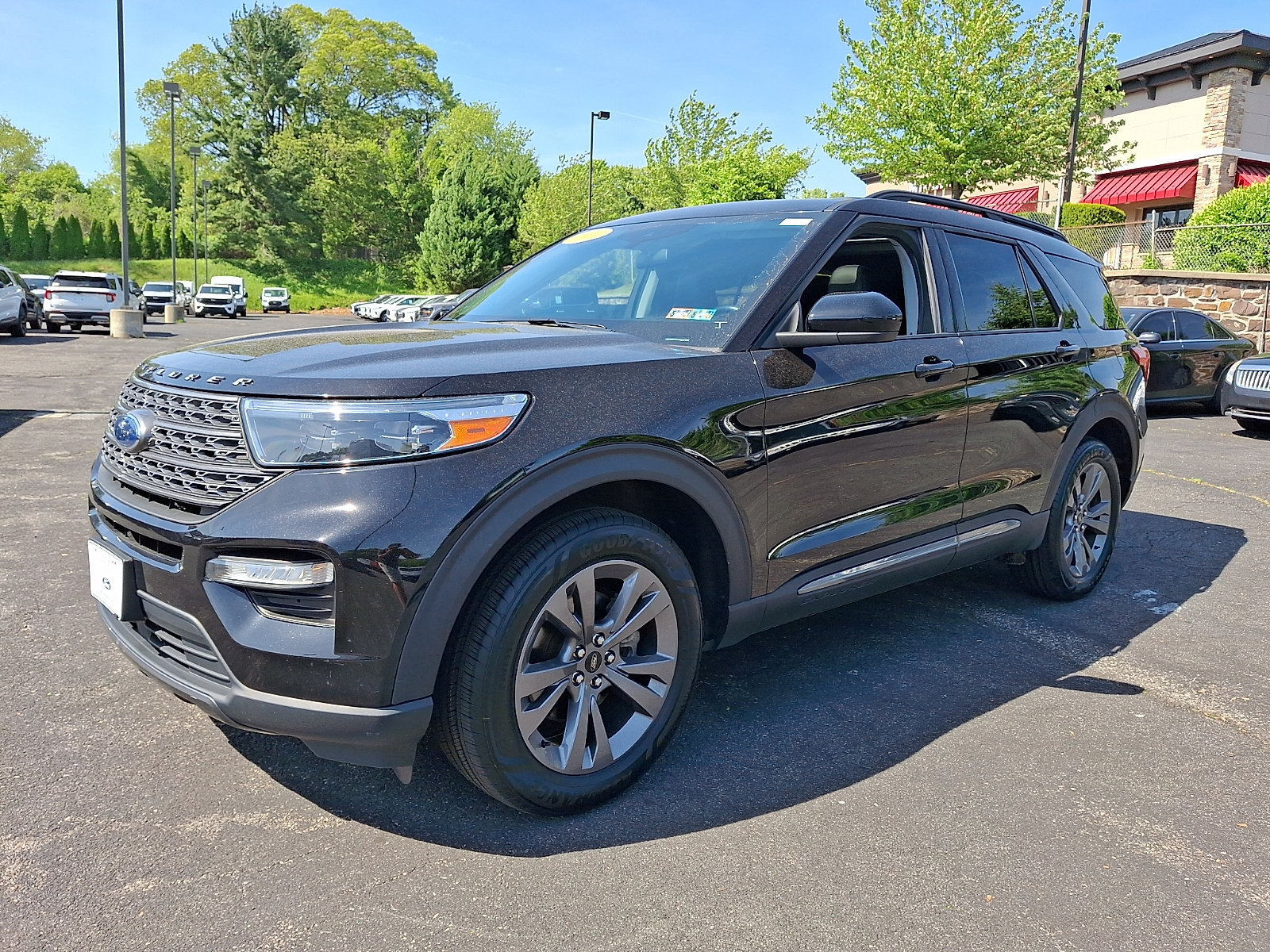 Used 2022 Ford Explorer XLT w/ Equipment Group 202A AWD/4WD image 3