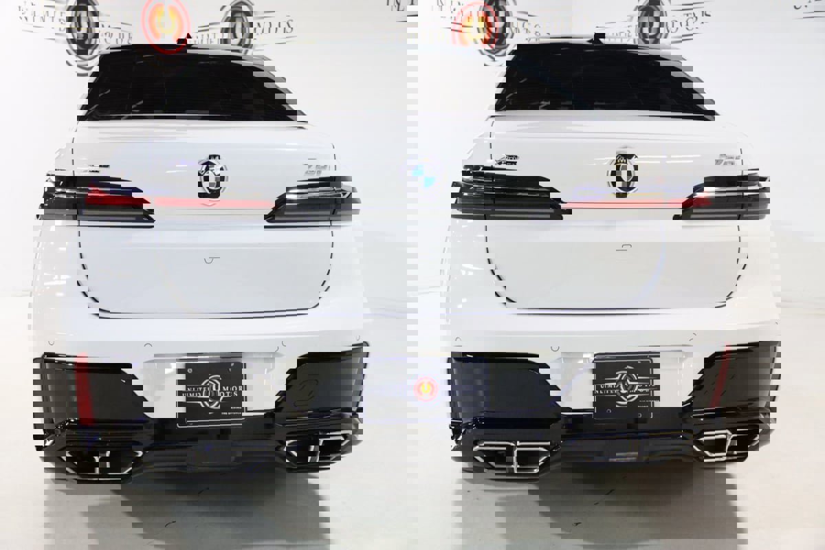 Used 2023 BMW 760i xDrive image 33