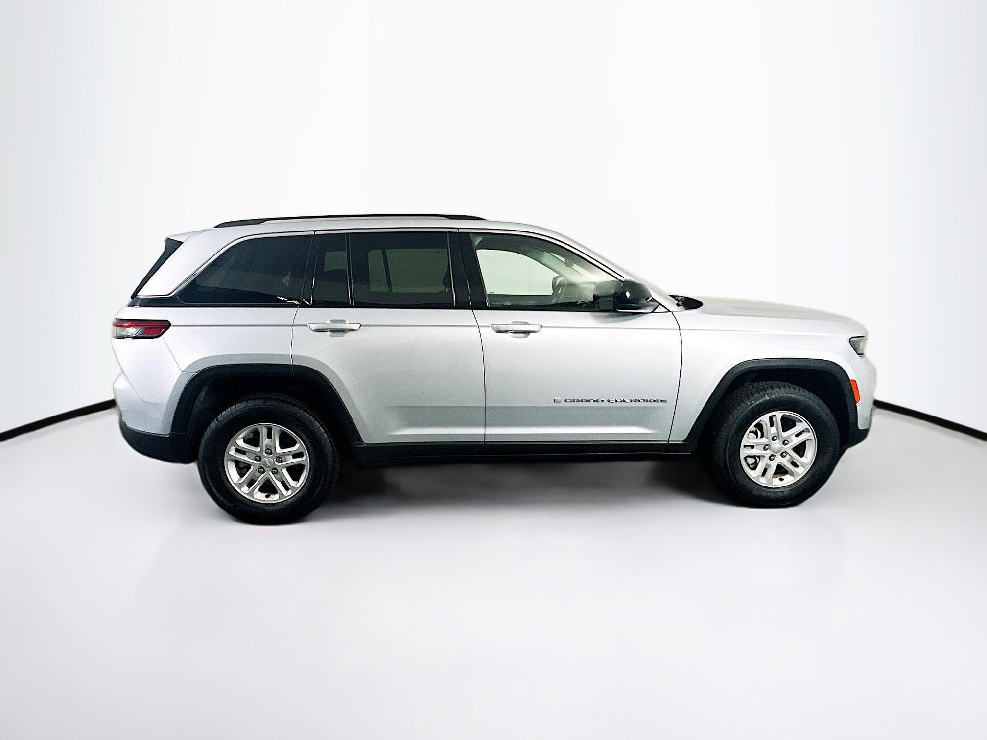 Used 2023 Jeep Grand Cherokee Laredo image 10