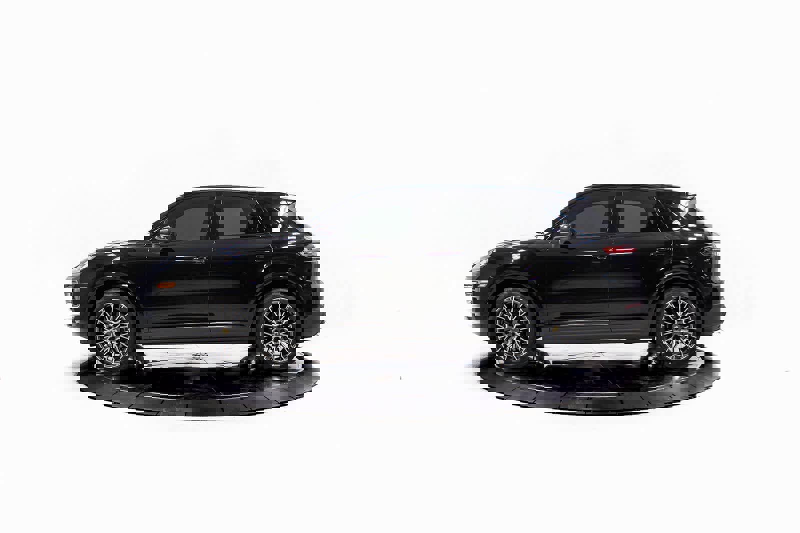 Certified 2023 Porsche Cayenne image 2