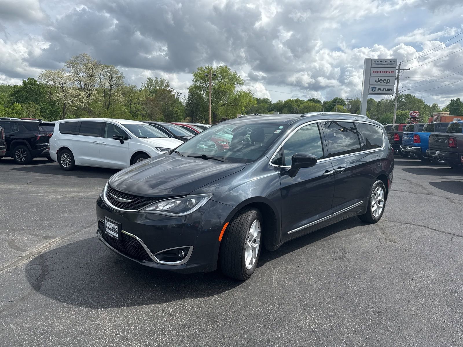 Used 2020 Chrysler Pacifica Touring-L FWD image 3
