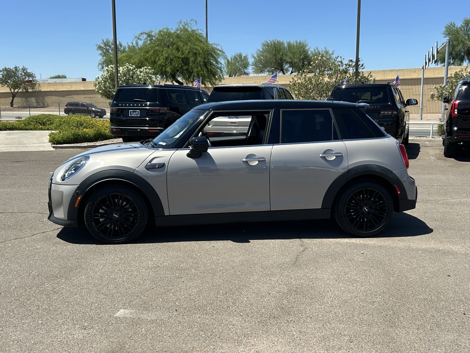 Used 2022 MINI Cooper S w/ Driver Assistance Package FWD image 2