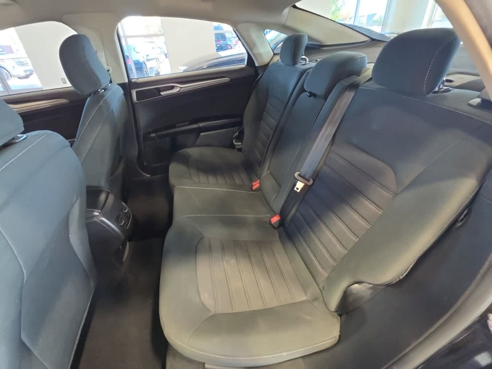 Used 2020 Ford Fusion SE FWD image 30