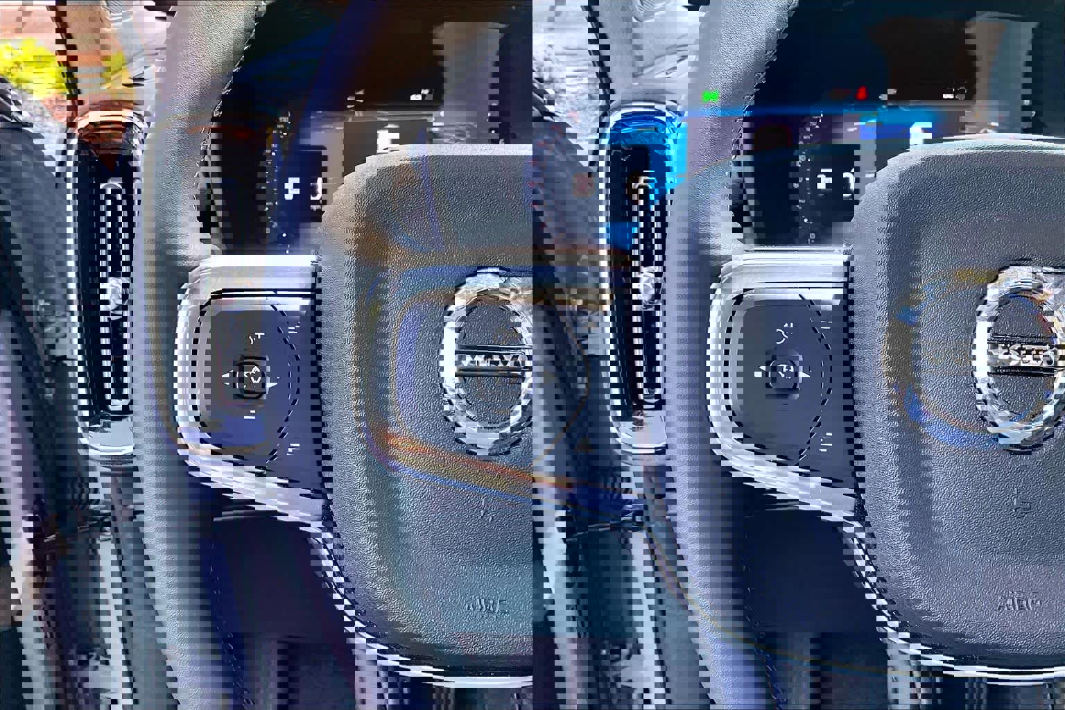 Used 2025 Volvo XC40 B5 Plus AWD/4WD image 24