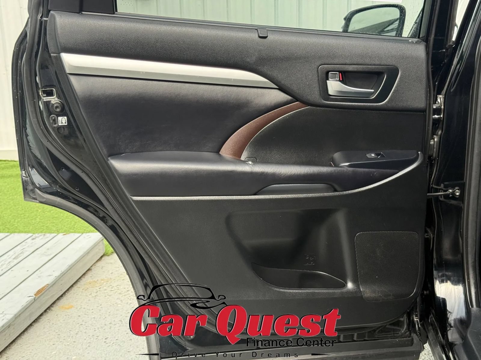 Used 2019 Toyota Highlander XLE w/ Preferred Accessory Package AWD/4WD image 13