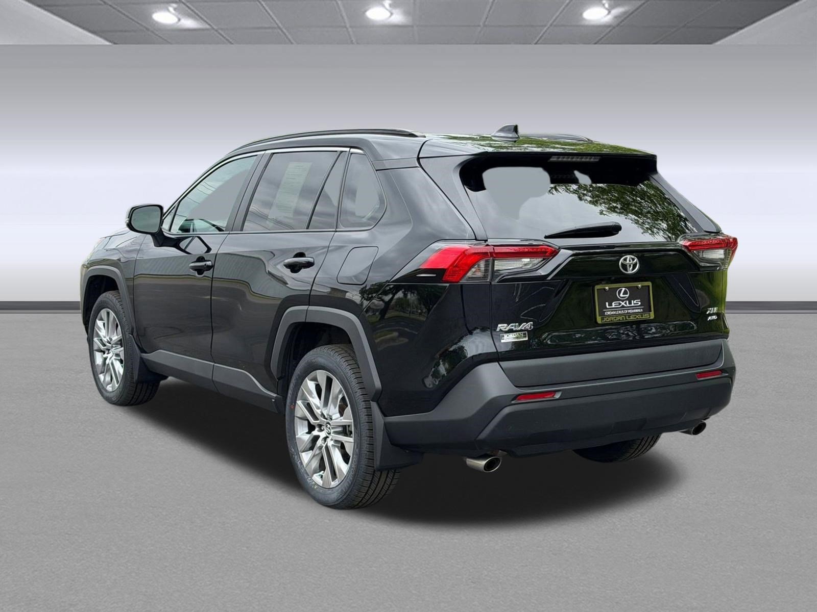Used 2020 Toyota RAV4 XLE Premium AWD/4WD image 3