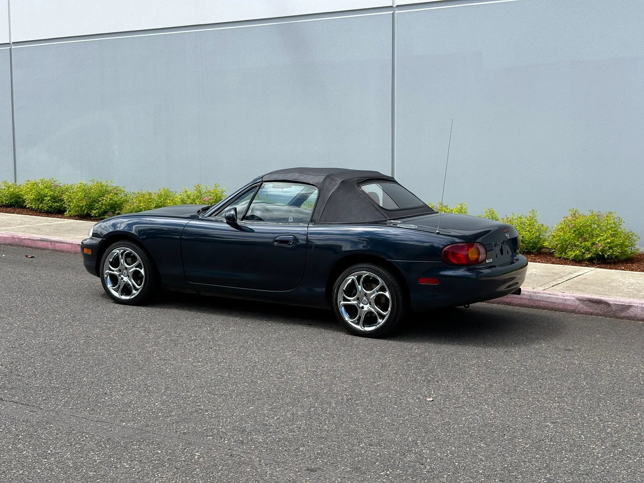 Used 1999 MAZDA MX-5 Miata 10th Anniversary Edition RWD image 4