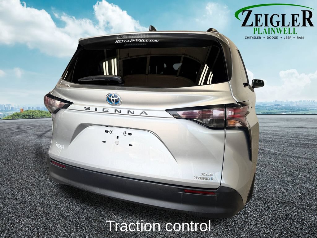 Used 2024 Toyota Sienna XLE FWD image 5