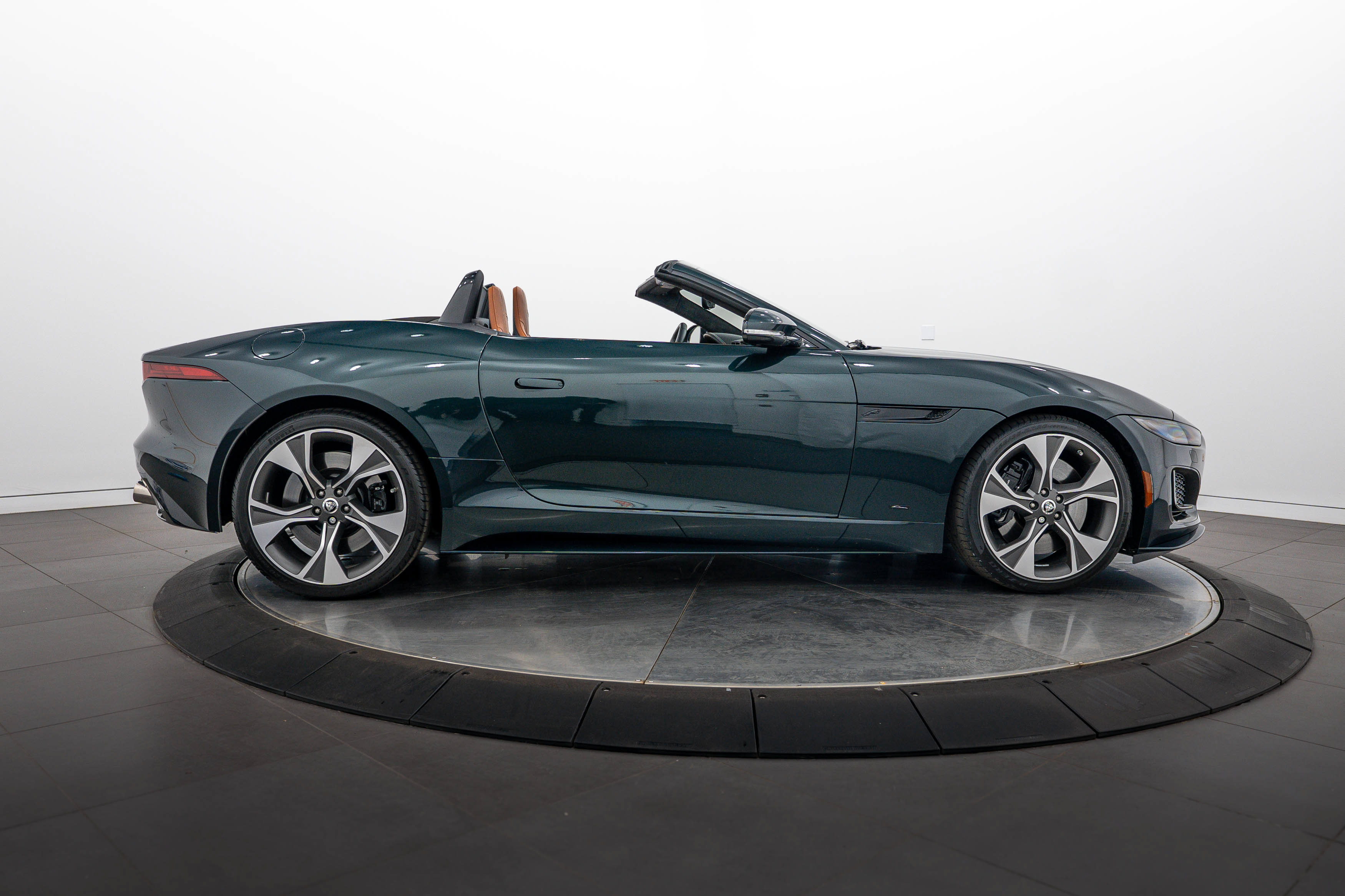 Used 2024 Jaguar F-TYPE Convertible AWD image 8