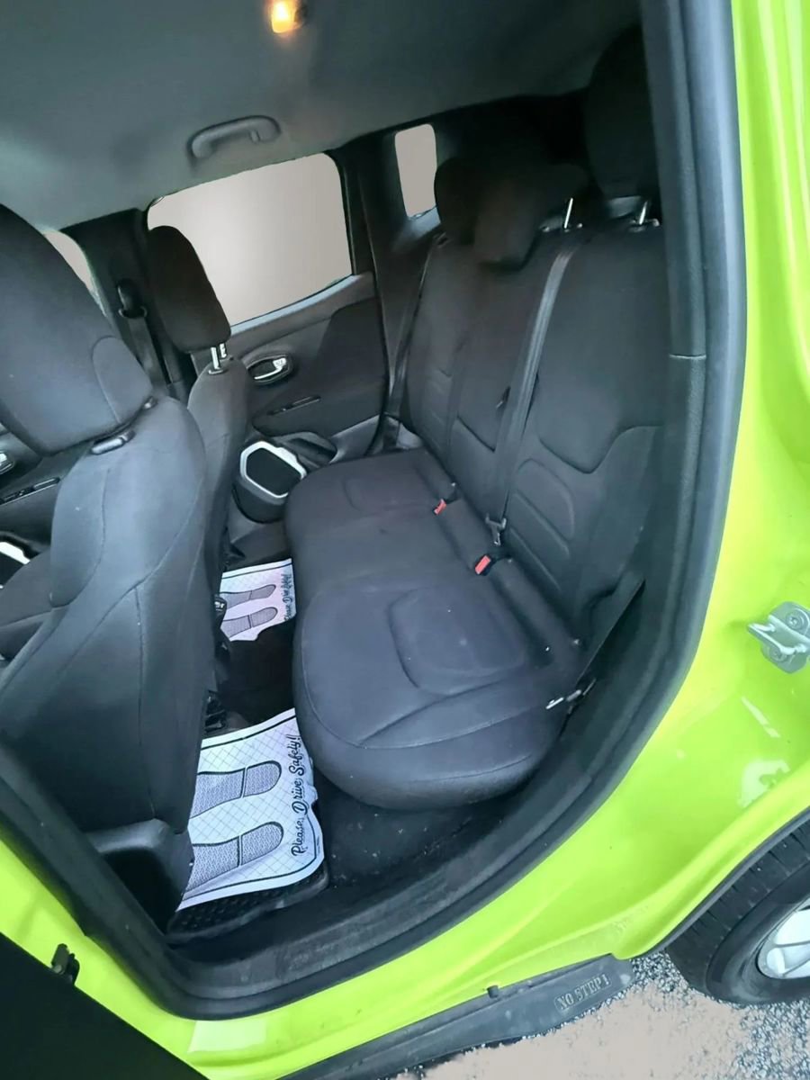 Used 2018 Jeep Renegade Latitude w/ Cold Weather Group FWD image 12