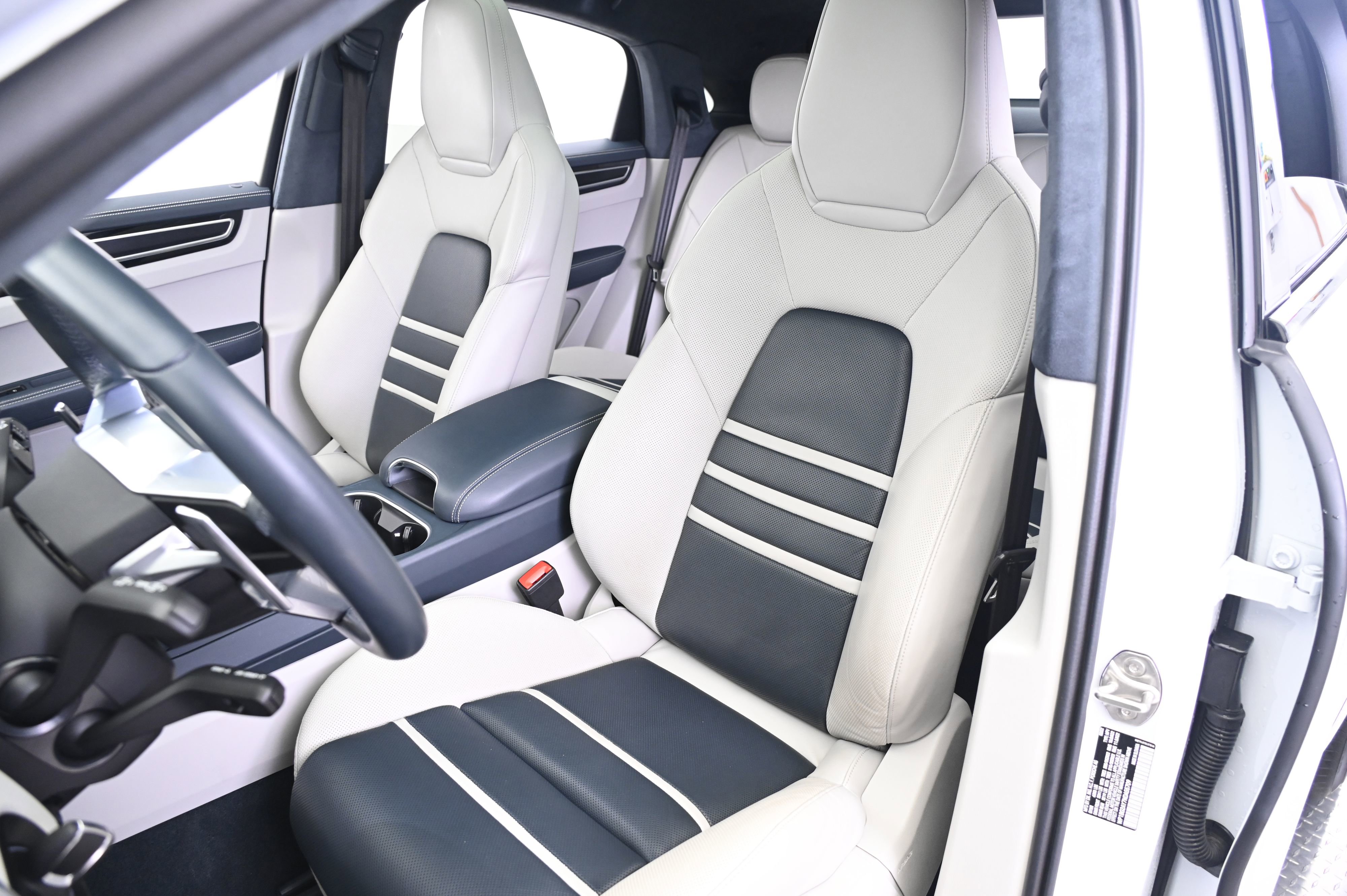 Used 2022 Porsche Cayenne GTS image 5