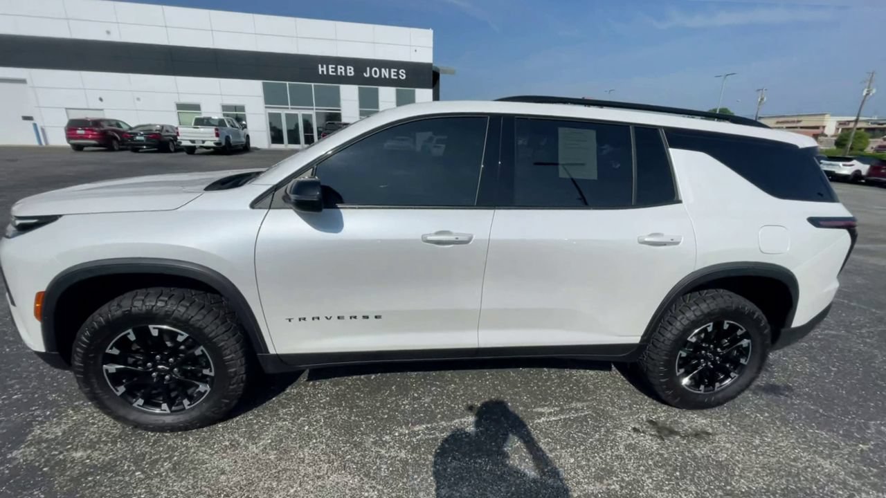 Used 2025 Chevrolet Traverse Z71 w/ LPO, Floor Liner Package AWD/4WD image 6