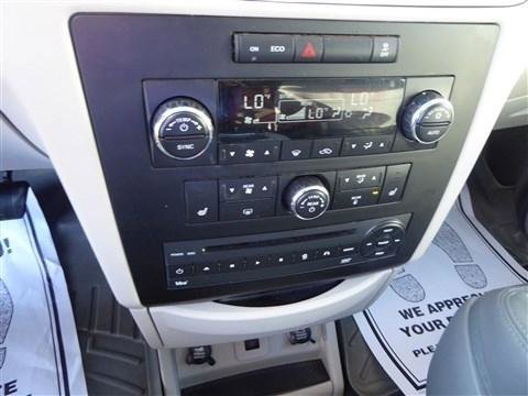 Used 2014 Volkswagen Routan SEL Premium image 11