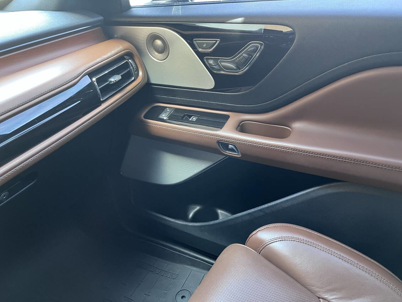 Used 2020 Lincoln Aviator Reserve w/ Equipment Group 202A image 19