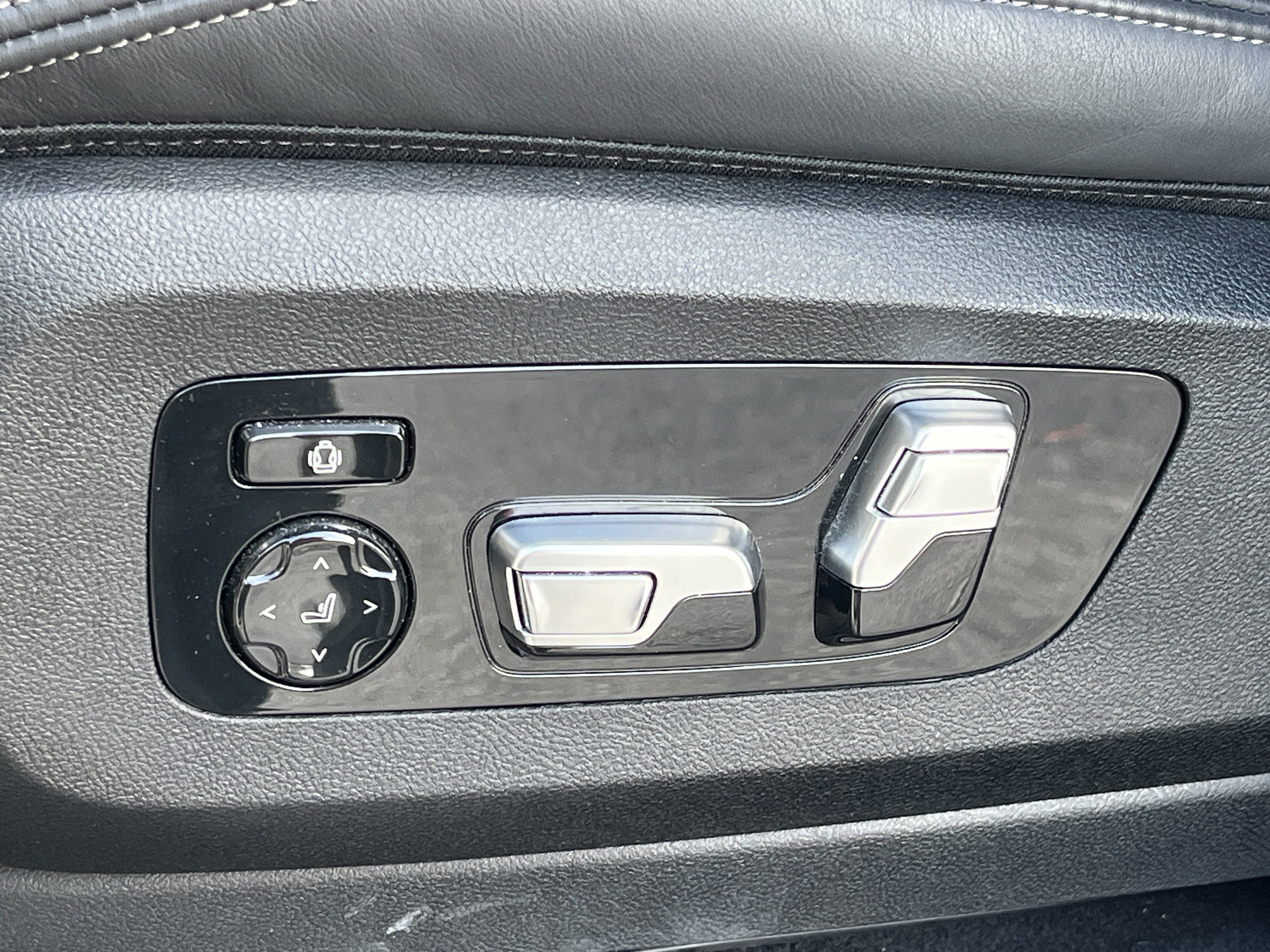 Certified 2024 BMW X7 M60i w/ Executive Package image 21