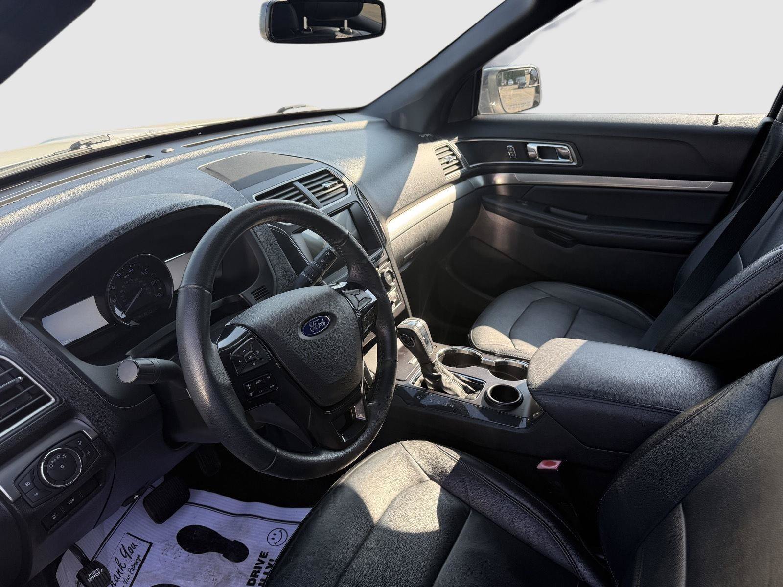 Used 2018 Ford Explorer XLT w/ Equipment Group 202A FWD image 2
