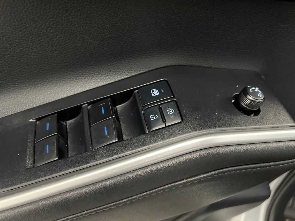 Used 2020 Toyota Highlander XLE image 12