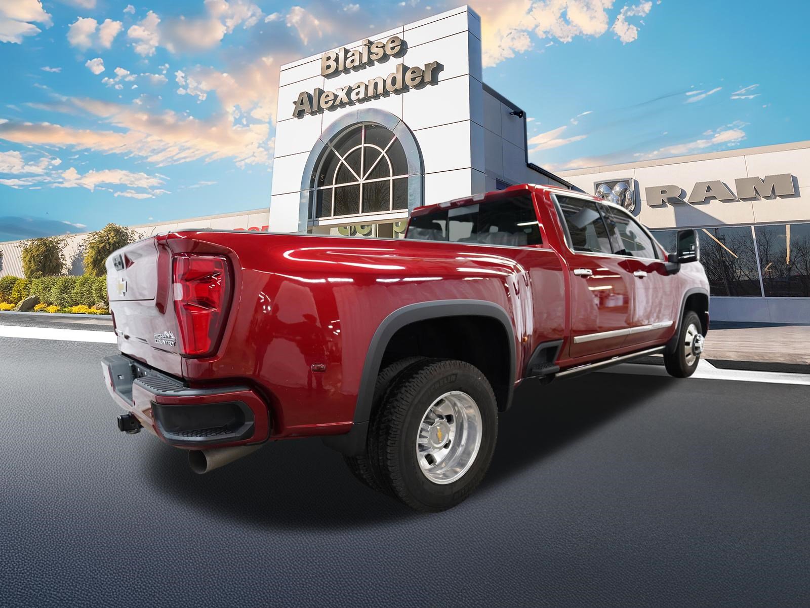 Used 2024 Chevrolet Silverado 3500 High Country w/ High Country Premium Package image 3