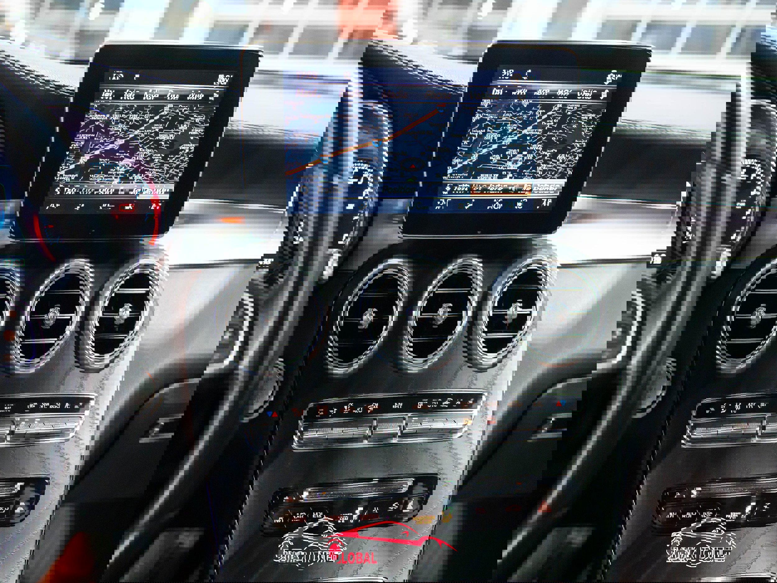 Used 2018 Mercedes-Benz GLC 300 4MATIC w/ Multimedia Package image 31