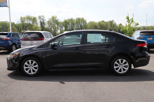 Used 2025 Toyota Corolla LE FWD image 4