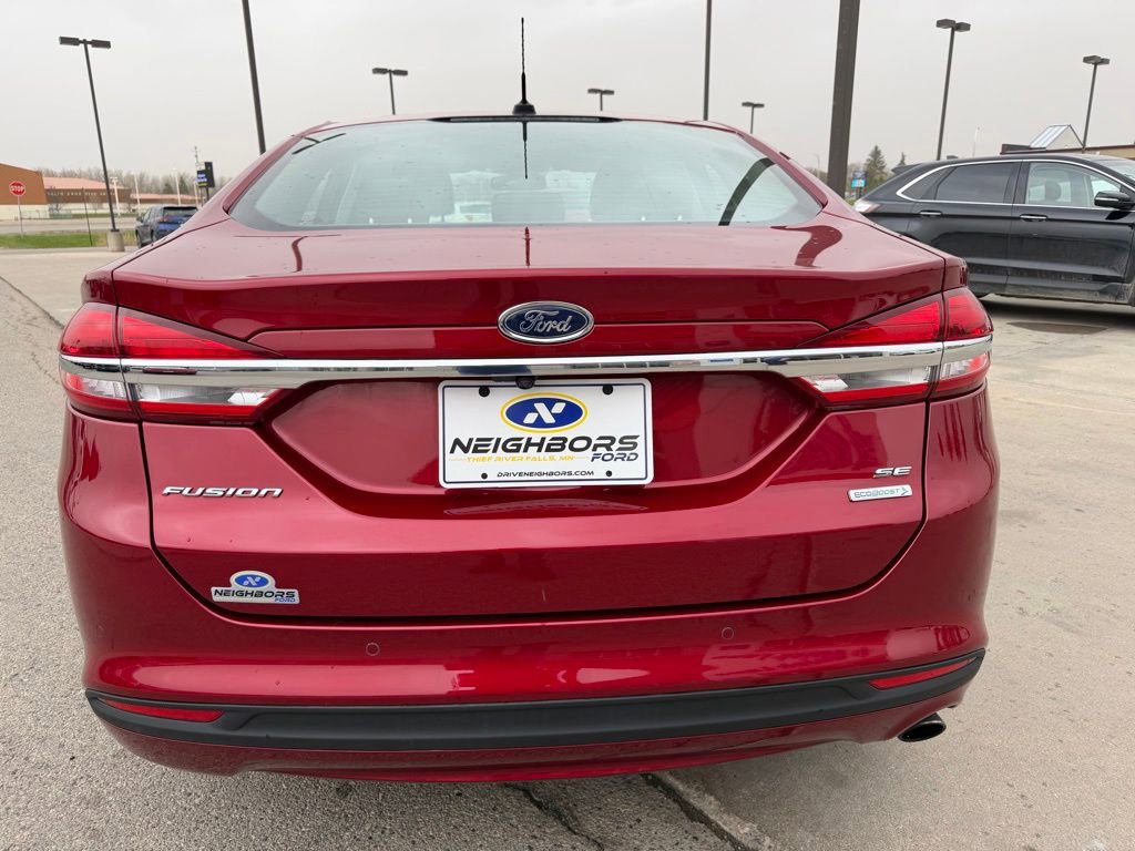 Used 2018 Ford Fusion SE w/ Fusion SE Technology Package FWD image 4
