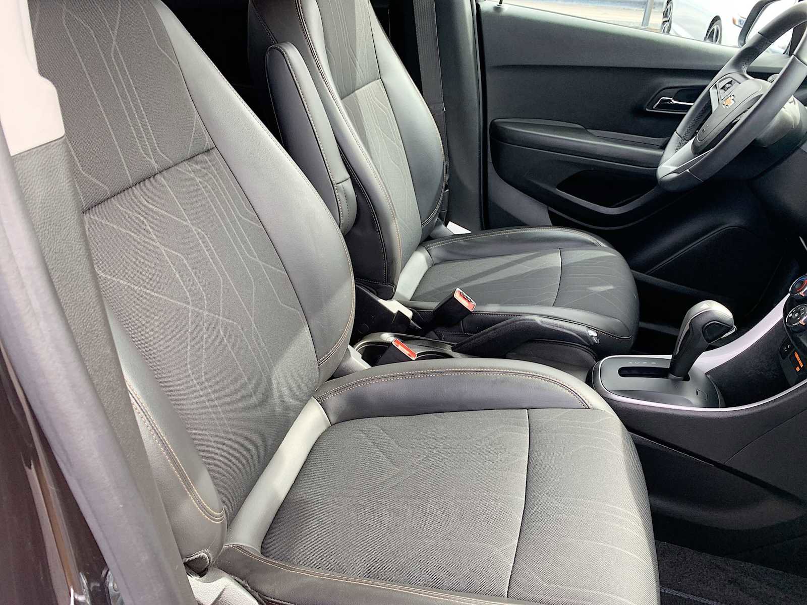 Certified 2022 Chevrolet Trax LT w/ Midnight Edition image 25