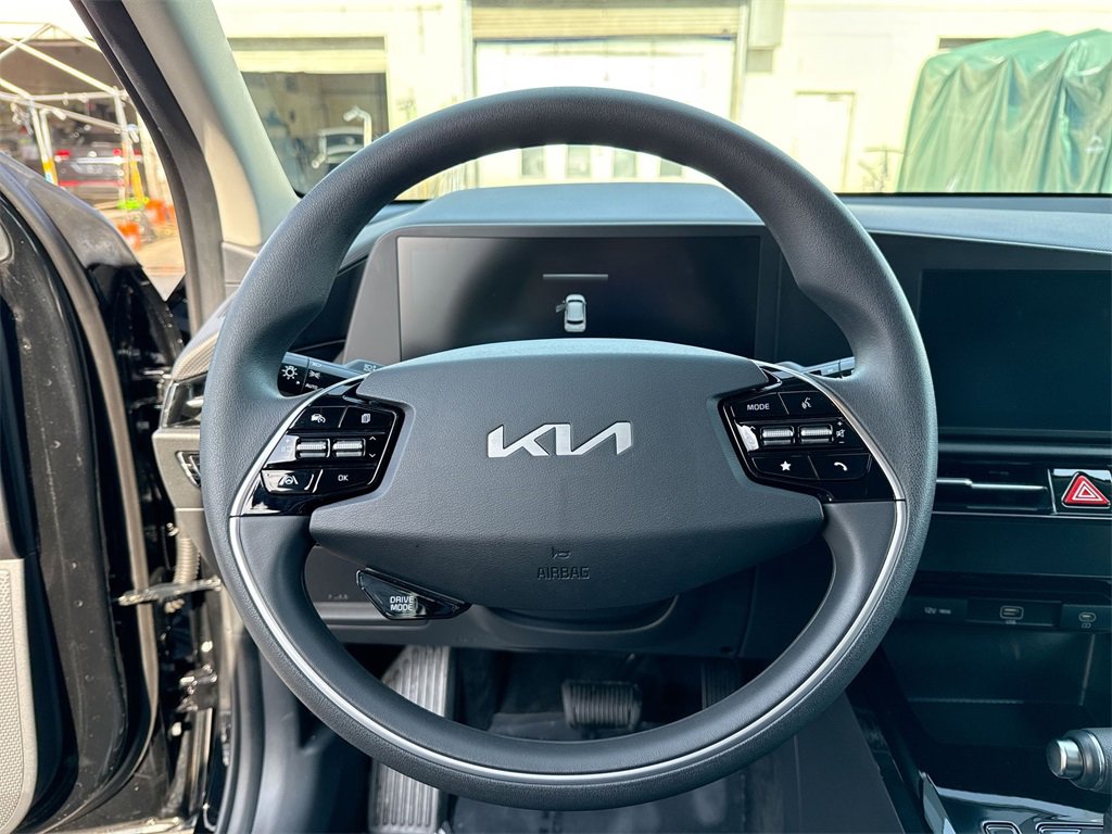 Used 2025 Kia Niro LX image 11