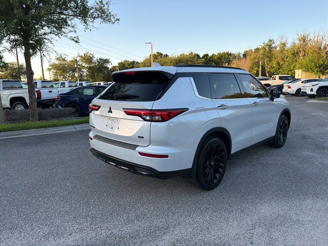 Used 2024 Mitsubishi Outlander SE Black Edition FWD image 5