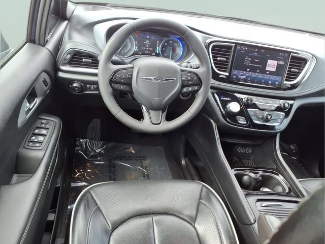 Used 2025 Chrysler Pacifica Limited FWD image 5