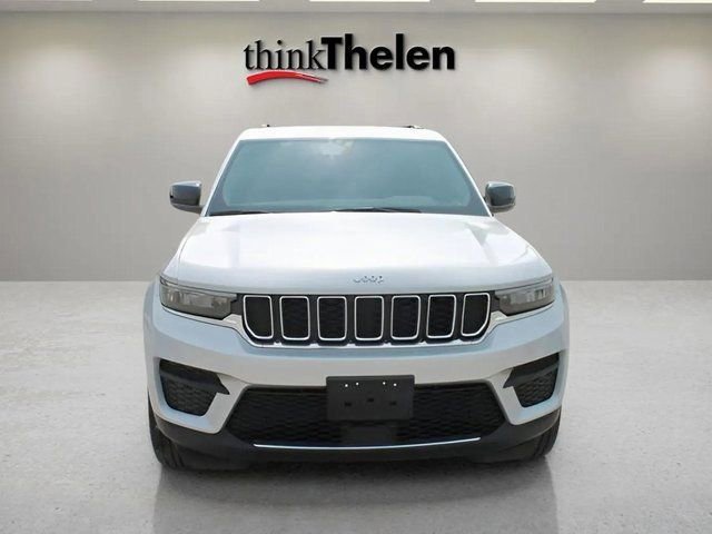 Used 2023 Jeep Grand Cherokee Laredo image 3