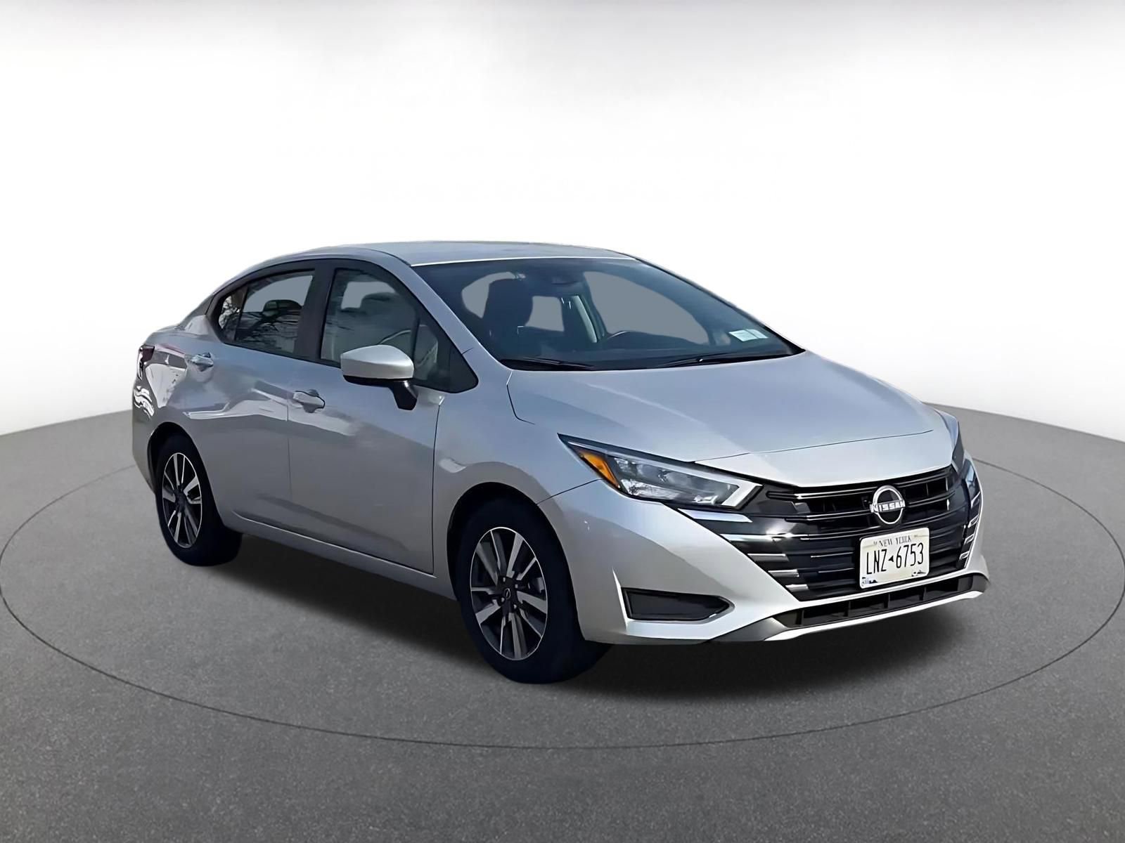 Used 2025 Nissan Versa SV image 3