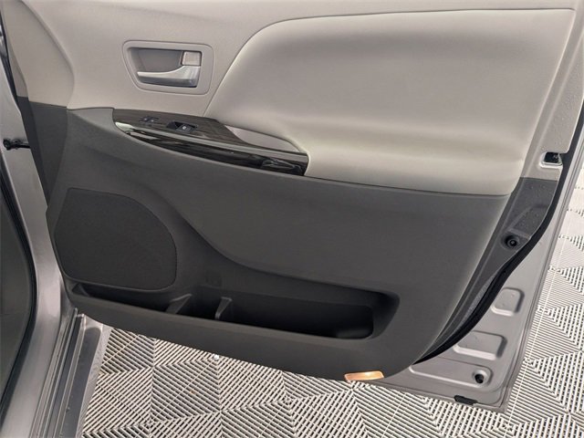 Used 2018 Toyota Sienna XLE w/ XLE Navigation Package image 35