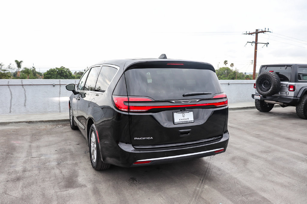 New 2027 Chrysler Pacifica Select FWD image 7