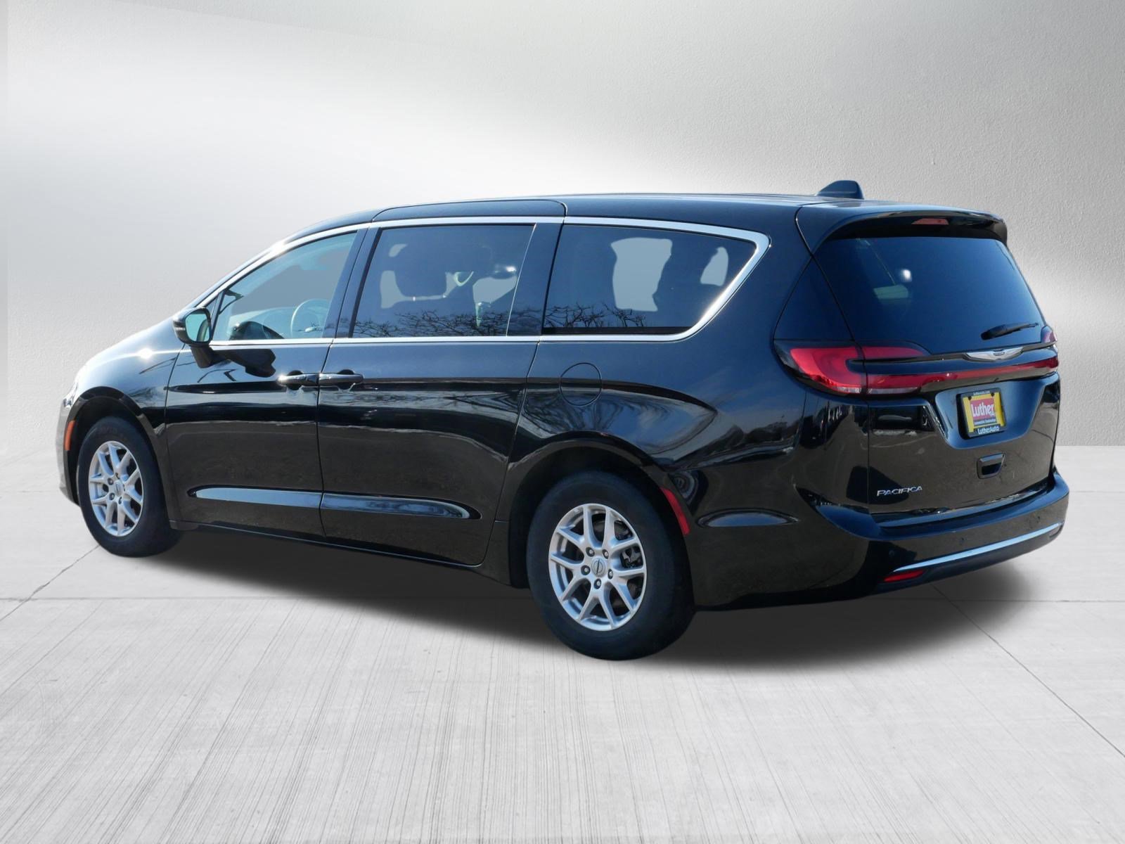 Used 2024 Chrysler Pacifica Touring-L image 5